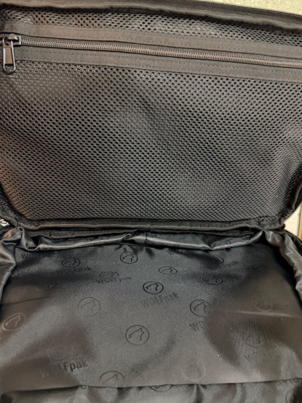 Wolfpak Black 30L Mega Cooler Bag Zip Closure 5 Pockets and x2 WP Cold pks - Picture 3 of 10